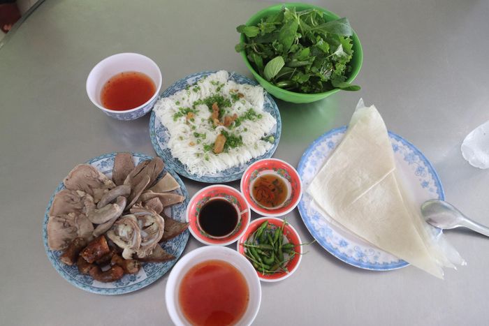 Sức hấp dẫn của bánh hỏi Phú Long không chỉ nằm ở hương vị mà còn ở cách kết hợp nguyên liệu khi thưởng thức