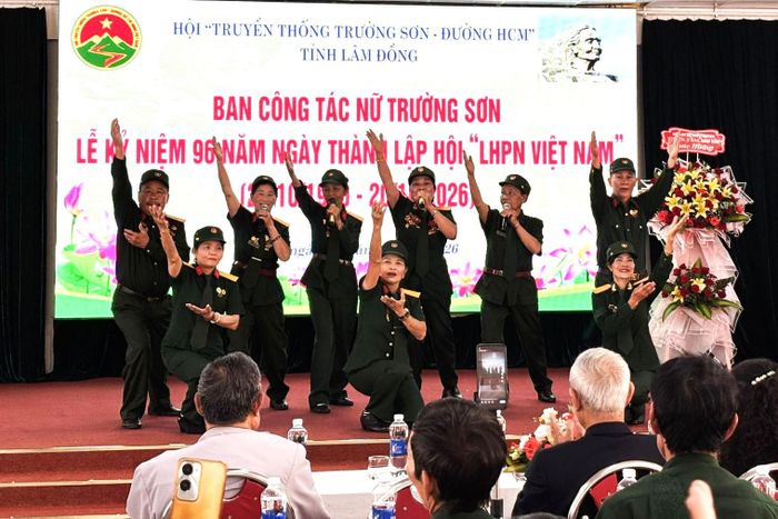 Ban Công tác nữ Trường Sơn tỉnh Lâm Đồng biểu diễn văn nghệ nhân Ngày thành lập Hội Liên hiệp Phụ nữ Việt Nam