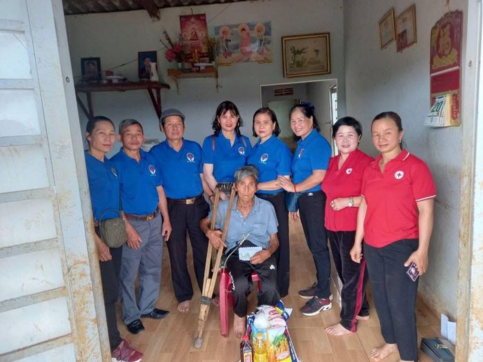 CLB Thiện tâm Nam Ban với nhiều thành viên nòng cốt là nữ chiến sĩ Trường Sơn tới trao quà cho người cao tuổi