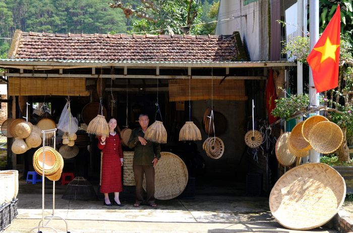 Ngôi nhà nhỏ bày bán các sản phẩm đan lát của ông Vũ Tiến Độ ở thôn Từ Liêm