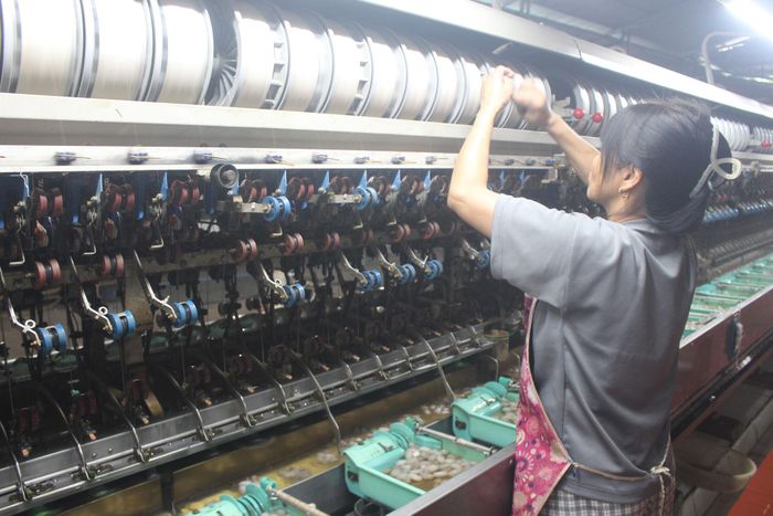Phát triển nghề truyền thống ươm tơ dệt lụa trên quê mới