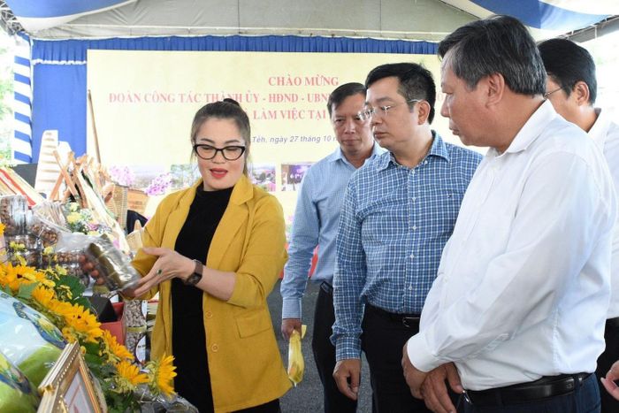 Cuối năm 2023, đoàn công tác của Thành ủy Hà Nội do đồng chí Nguyễn Văn Phong, Phó Bí thư Thành ủy làm trưởng đoàn thăm sản phẩm OCOP tại huyện Đạ Tẻh