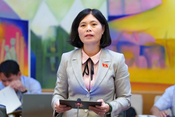 Đại biểu Trần Thị Oanh, Đoàn ĐBQH tỉnh Lâm Đồng phát biểu thảo luận