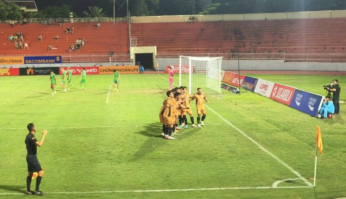 Các cầu thủ chủ nhà Quy Nhơn United (áo vàng) ăn mừng sau 1 pha ghi bàn vào lưới đội khách Lâm Đồng