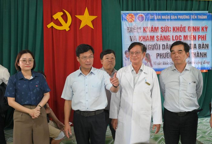 Phó Chủ tịch UBND tỉnh kiểm tra chiến dịch khám sức khỏe toàn dân tại phường Tiến Thành