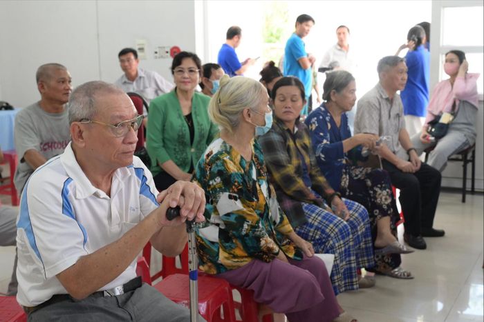 Người dân đến khám sức khỏe tại phường Phú Thủy