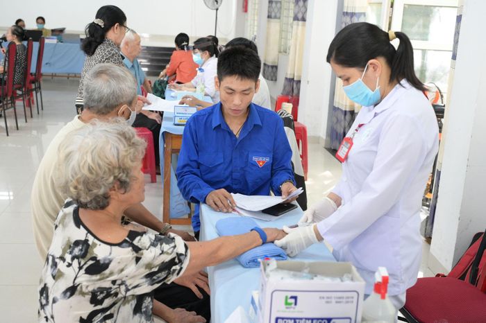 Người dân đang khám sức khỏe tại phường Phú Thủy