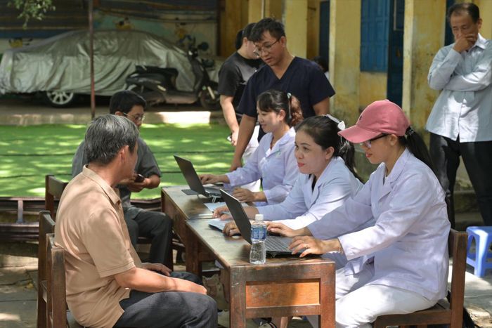 Người dân đến khám sức khỏe tại phường Tiến Thành