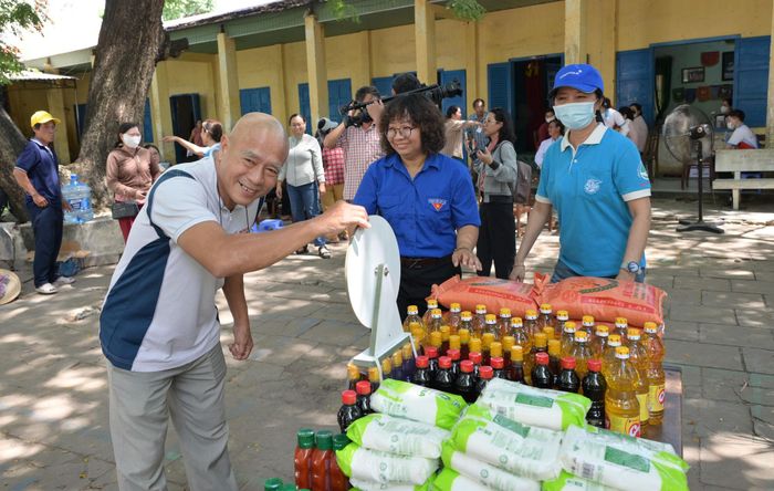 Gian hàng quay có thưởng tại phường Tiến Thành, nhằm khuyến khích người dân đến khám sức khỏe