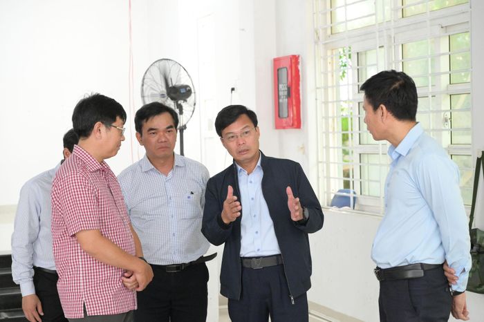 Đồng chí Đinh Văn Tuấn (áo khoác) đang khảo sát điểm khám sức khỏe tại phường Phú Thủy