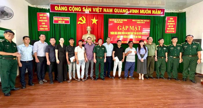 Lãnh đạo phường Mũi Né và đơn vị chức năng cùng các ngư dân bị nạn