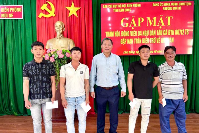 Bí thư Đảng ủy phường Mũi Né Phạm Văn Nam trao quà cho các ngư dân