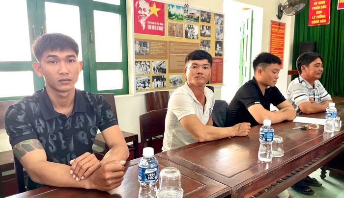 4 ngư dân vừa thoát nạn trở về