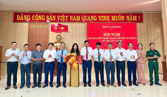 Lãnh đạo Tỉnh ủy Lâm Đồng chụp hình lưu niệm cùng tập thể Đảng ủy xã Kiến Đức