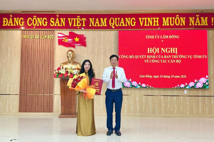Phó Bí thư Tỉnh ủy Lưu Văn Trung trao quyết định, tặng hoa chúc mừng đồng chí Võ Thị Kiều Linh