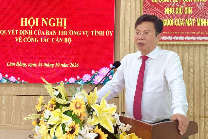 Đồng chí Lưu Văn Trung, Phó Bí thư Tỉnh ủy, Chủ tịch HĐND tỉnh giao nhiệm vụ tới Bí thư Đảng ủy xã Kiến Đức