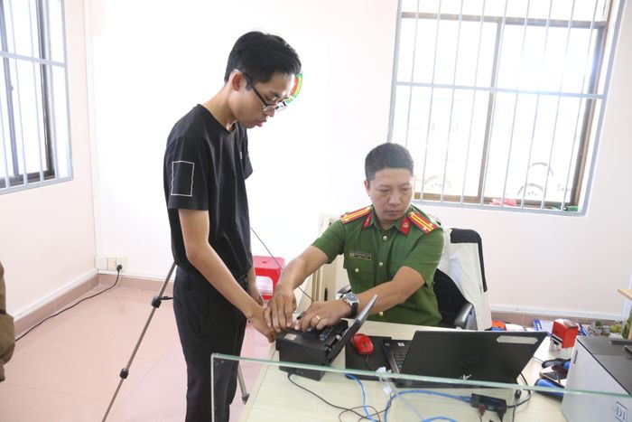 Lực lượng công an cấp căn cước công dân và tài khoản định danh cho người dân