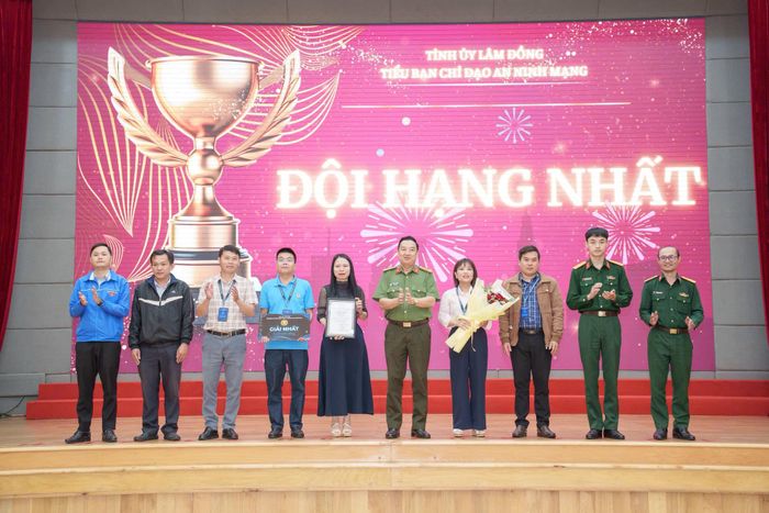 Đại tá Trần Văn Mười, Phó Giám đốc Công an tỉnh trao giải cho đội thi đạt giải Nhất trong đợt diễn tập thực chiến an ninh mạng năm 2026