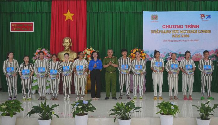 Trao quà cho các phạm nhân