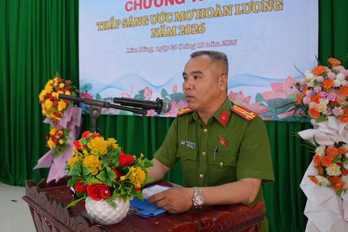 Thượng tá Nguyễn Kiều Cơ, Phó Giám thị Trại giam Thủ Đức phát biểu tại buổi lễ