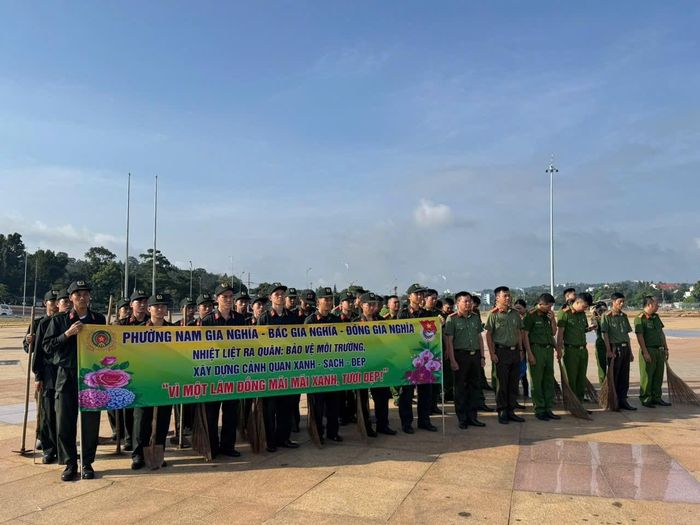 Công an phường Nam Gia Nghĩa tổ chức dọn vệ sinh môi trường khu vực quảng trường Gia Nghĩa
