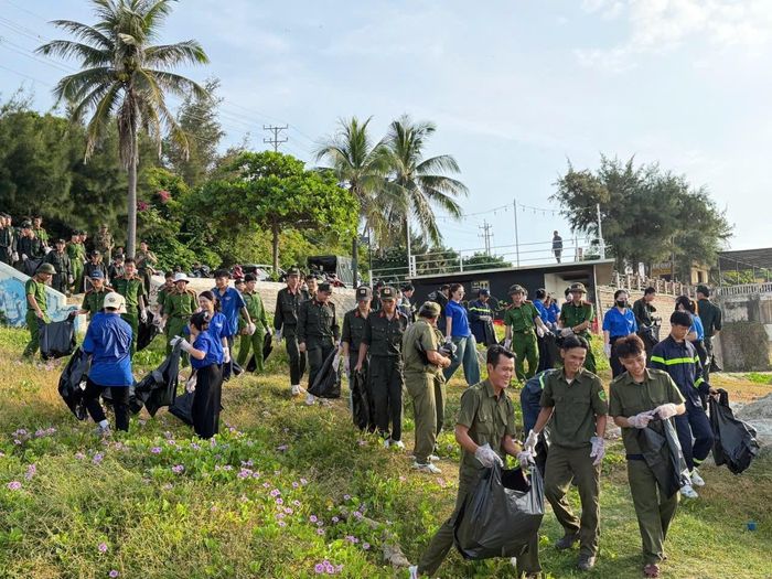 Thông qua hoạt động dọn vệ sinh môi trường sẽ góp phần xây dựng hình ảnh Người chiến sĩ Công an - Vì Nhân dân phục vụ