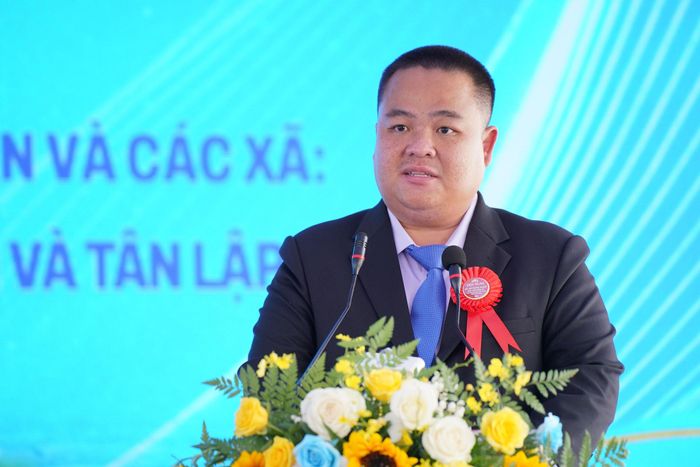 Ông Nguyễn Thế Hiển, Chủ đầu tư Cụm Công nghiệp Nam Hà và Cụm Công nghiệp Nam Hà 2 phát biểu, giới thiệu quy mô, hạ tầng cụm công nghiệp và các khu dân cư phục vụ phát triển công nghiệp trên địa bàn xã Trà Tân, Lâm Đồng