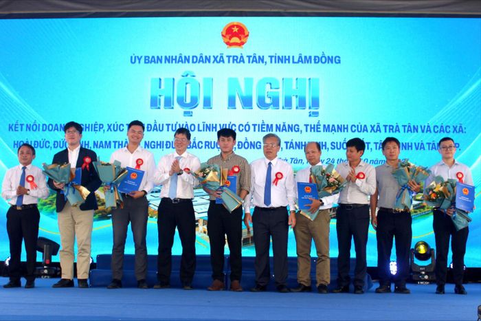 Dịp này, Ban Tổ chức đã trao chứng nhận đầu tư, cam kết đầu tư cho 10 doanh nghiệp đủ điều kiện đầu tư vào các dự án trên địa bàn Tây Nam Lâm Đồng