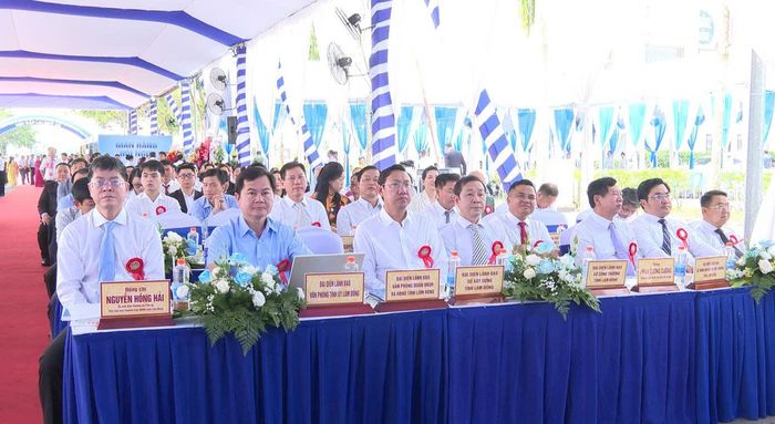 Đồng chí Nguyễn Hồng Hải, Ủy viên Ban Thường vụ Tỉnh ủy, Phó Chủ tịch Thường trực UBND tỉnh (bìa trái) cùng đại diện lãnh đạo Văn phòng Tỉnh ủy, các sở, ban, ngành tỉnh Lâm Đồng tham dự hội nghị
