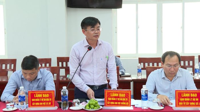 Ông Nguyễn Văn Kiền, Giám đốc Ban Quản lý các dự án đầu tư xây dựng khu vực Krông Nô, báo cáo các giải pháp đẩy nhanh tiến độ thi công, giải ngân vốn đầu tư công