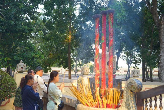 Du khách tưởng nhớ trước mộ Thầy Thím