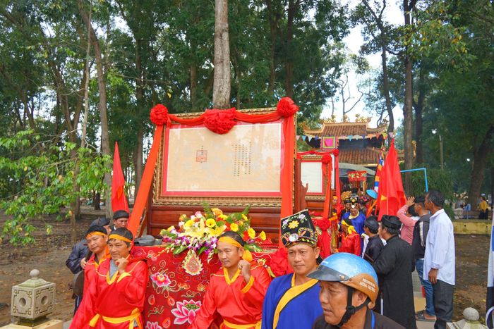 Rước sắc phong từ mộ Thầy