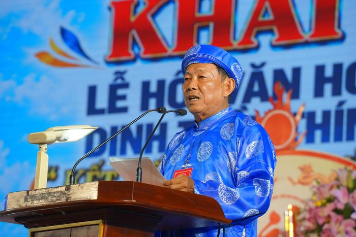 Ông Nguyễn Văn Hai, Trưởng Ban Quản lý di tích đọc kim sách về lịch sử đức độ Thầy Thím