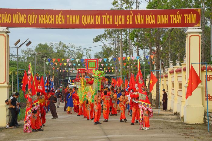 Lễ Nghinh thần rước sắc phong từ mộ Thầy Thím về dinh hơn 2 km