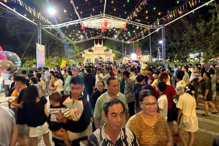 Về với Dinh Thầy Thím