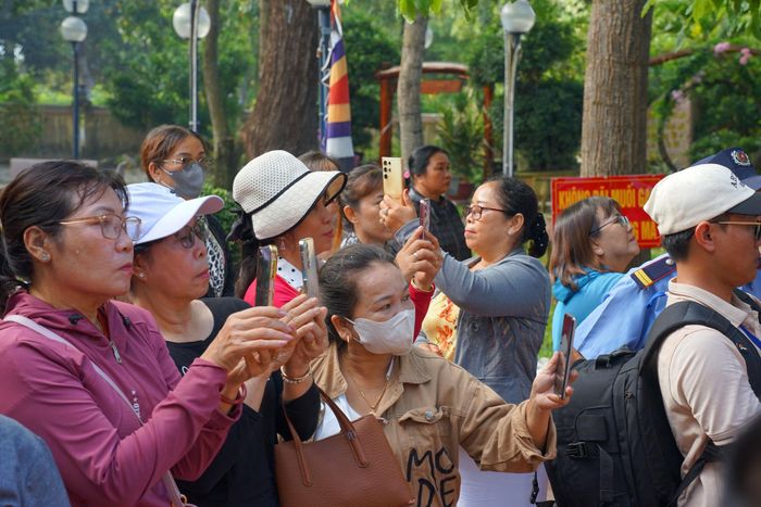Du khách thích thú với các nghi thức trong lễ hội