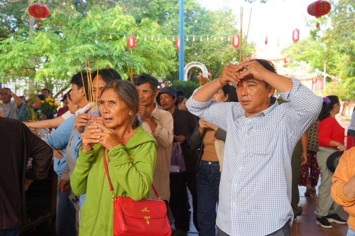 Du khách thập phương chiêm bái tại Dinh Thầy Thím