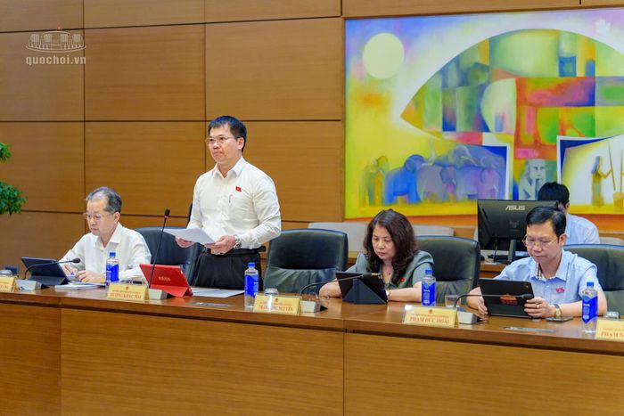 Đại biểu Dương Khắc Mai góp ý dự án Luật Tài nguyên, môi trường biển và hải đảo (sửa đổi). (Ảnh: Quốc hội)