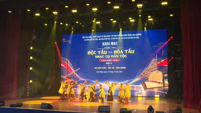 Các đoàn đang tập dượt cho cuộc thi tối 24/10. (Ảnh: Hoàng Minh)