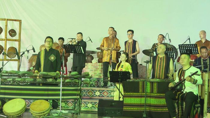 Các đoàn đang tập dượt cho cuộc thi tối 24/10. (Ảnh: Hoàng Minh)