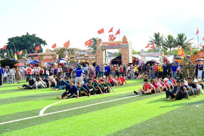 Các đội thi đến từ 17 thôn trên địa bàn xã Nam Ban Lâm Hà tham gia phần thi chèo thuyền trên cạn
