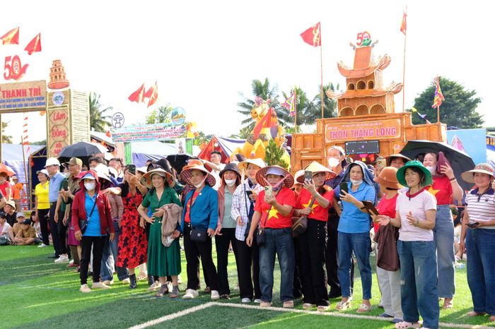 Đông đảo người dân trên địa bàn các xã Lâm Hà tham gia và cổ vũ các đội thi tại ngày hội 50 năm Vùng kinh tế mới Hà Nội tại Lâm Đồng