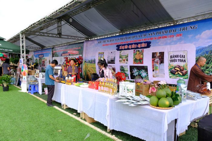 Từ khu vực Đạ Tẻh, người dân các xã Đạ Tẻh 1, Đạ Tẻh 2 và Đạ Tẻh 3 cũng về chung vui, mang theo các sản phẩm đặc trưng để trưng bày, giới thiệu và tham gia những hoạt động giao lưu