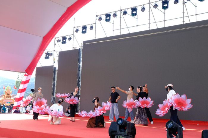 Các diễn viên Nhà hát Chèo Hà Nội tập luyện cho chương trình nghệ thuật tối 24/10 với chủ đề “Tự hào khí Thăng Long đến sức sống mới trên cao nguyên”