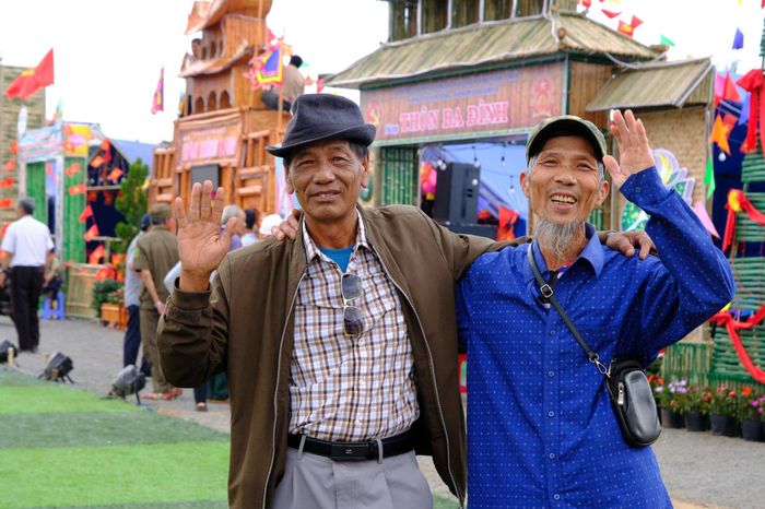 Ông Nguyễn Minh Hoằng (thôn Phù Đổng, bìa phải) và ông Nguyễn Văn Cương (thôn Gia Lâm) tự hào khi thành tựu phát triển quê hương Nam Ban Lâm Hà ngày hôm nay có công sức của những lớp người Hà Nội đầu tiên như mình