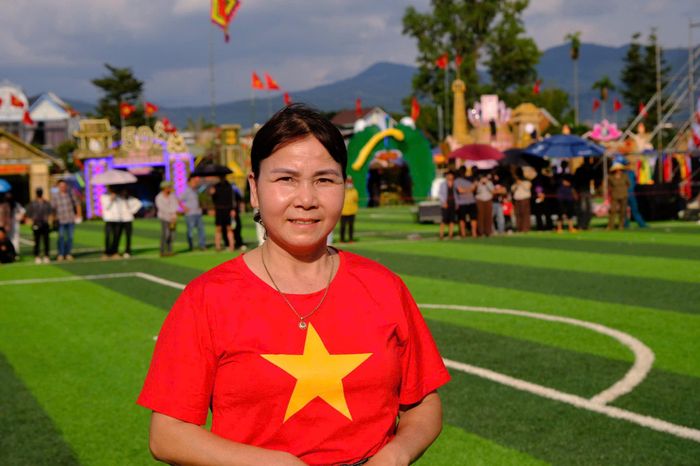 Bà Nguyễn Thị Dung (thôn Thanh Trì) cảm thấy chưa bao giờ vui như hôm nay. Lễ kỷ niệm 50 năm thực sự là một ngày hội lớn của người dân Nam Ban Lâm Hà
