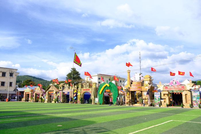 17 thôn trên địa bàn xã Nam Ban Lâm Hà tham dự hội trại truyền thống với sự đầu tư công phu, trang trí đẹp mắt