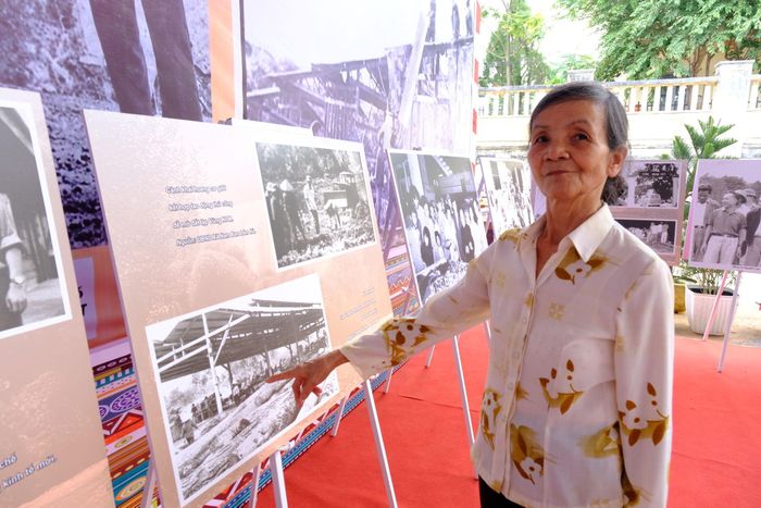 Bà Nguyễn Thị Viền, thôn Bạch Đằng, xã Nam Ban Lâm Hà bồi hồi xúc động khi được nhìn thấy xưởng gỗ mà mình đã trực tiếp làm việc từ năm 1976