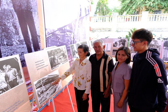 Gia đình 3 thế hệ bà Nguyễn Thị Viền, thôn Bạch Đằng, xã Nam Ban Lâm Hà ôn lại kỷ niệm nơi bà làm việc năm 1976 trong những ngày đầu khai phá vùng kinh tế mới