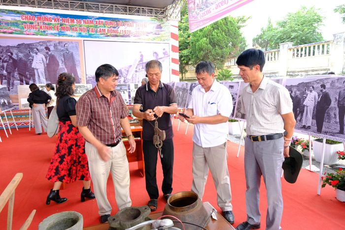 Người dân các địa phương gặp gỡ, giao lưu và cùng nhìn lại hành trình, kỷ vật nửa thế kỷ gắn bó, dựng xây quê hương vùng kinh tế mới Lâm Hà
